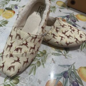TOMS Woman’s Cream Reindeer Slippers